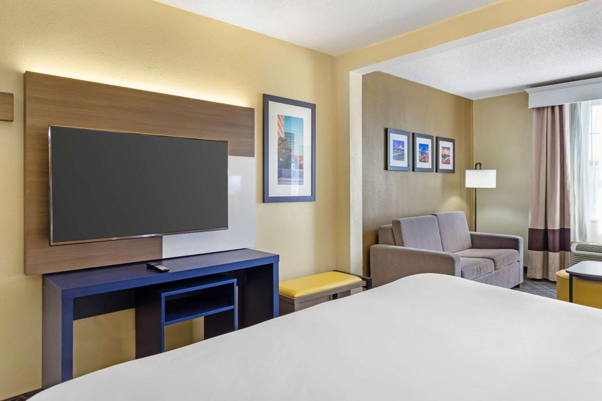 Comfort Suites Hanes Mall Уинстон-Сейлем Экстерьер фото