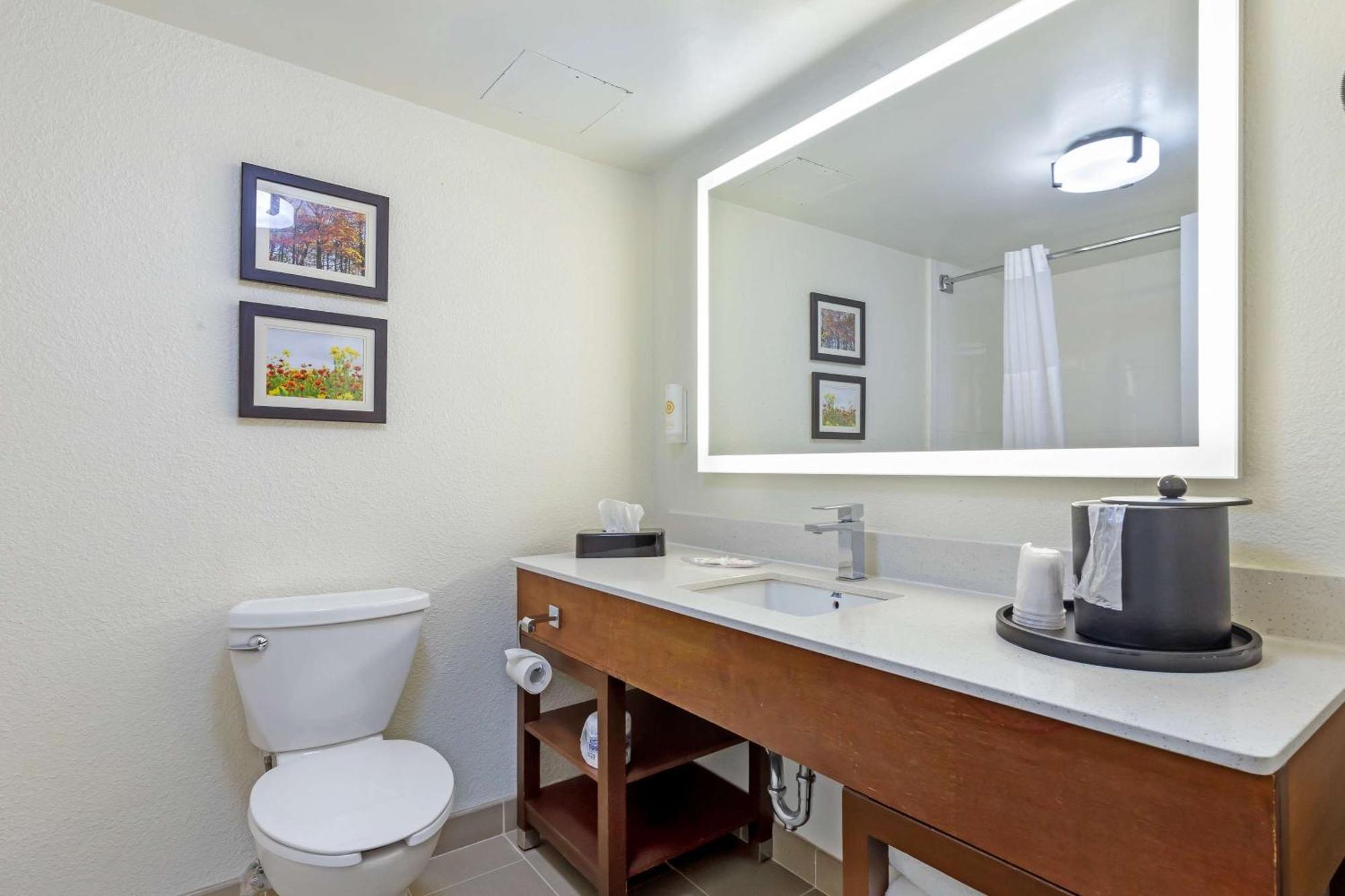 Comfort Suites Hanes Mall Уинстон-Сейлем Экстерьер фото